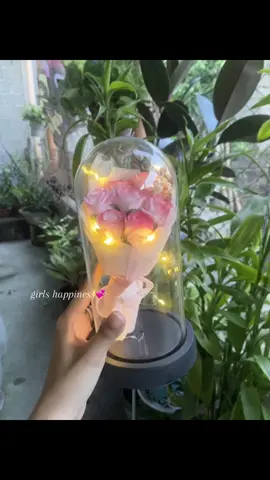 the feeling of receiving flowers>> #flowers #artificialflowers #flowerinaglass #giftideas #bouquet 