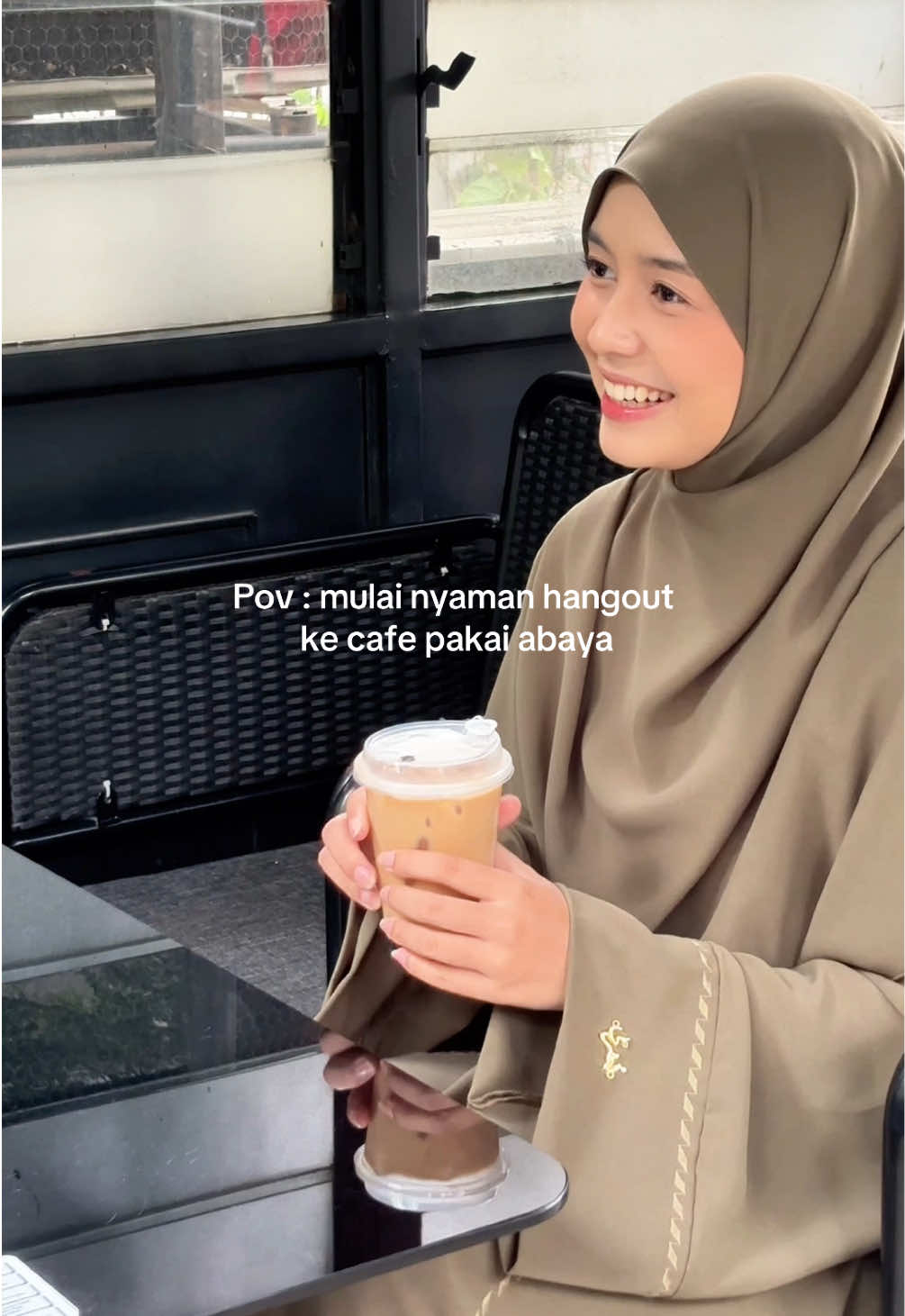 Bener bener dibikin jatuh hati sama abaya ini🥹🫶🏻 masya Allah cantik banget abaya nya Abaya gulhane warna seaweed dari @All_Busyra  
