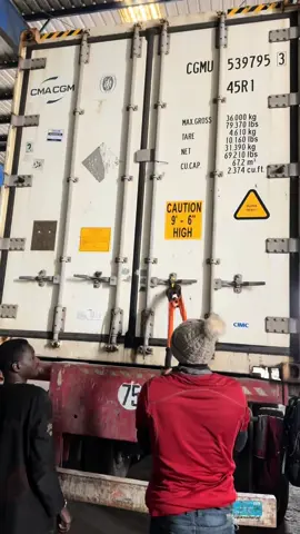 DF&B toujours au port de pêche d’Abidjan pour tout vos besoins de produit congelé ##ventepoissonfrais #portautonomeabidjan 