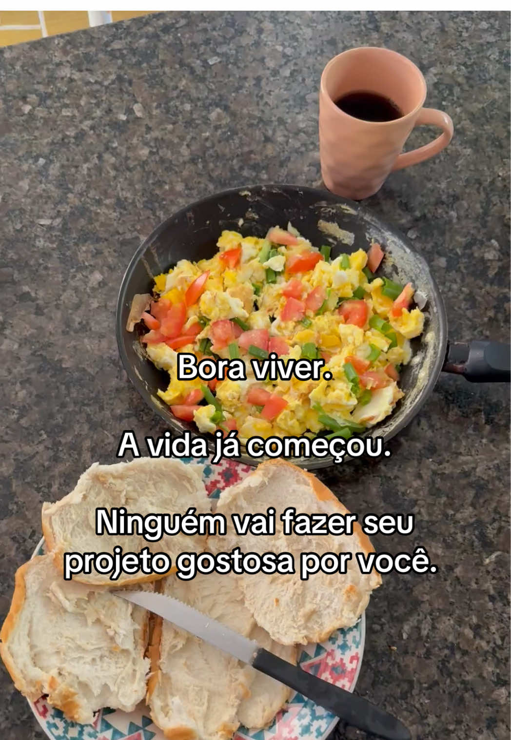 Bora viver, garota. Ninguém vai ser gostosa por você. #musculaçãofeminina #cafefitness #reflexao #bomdia