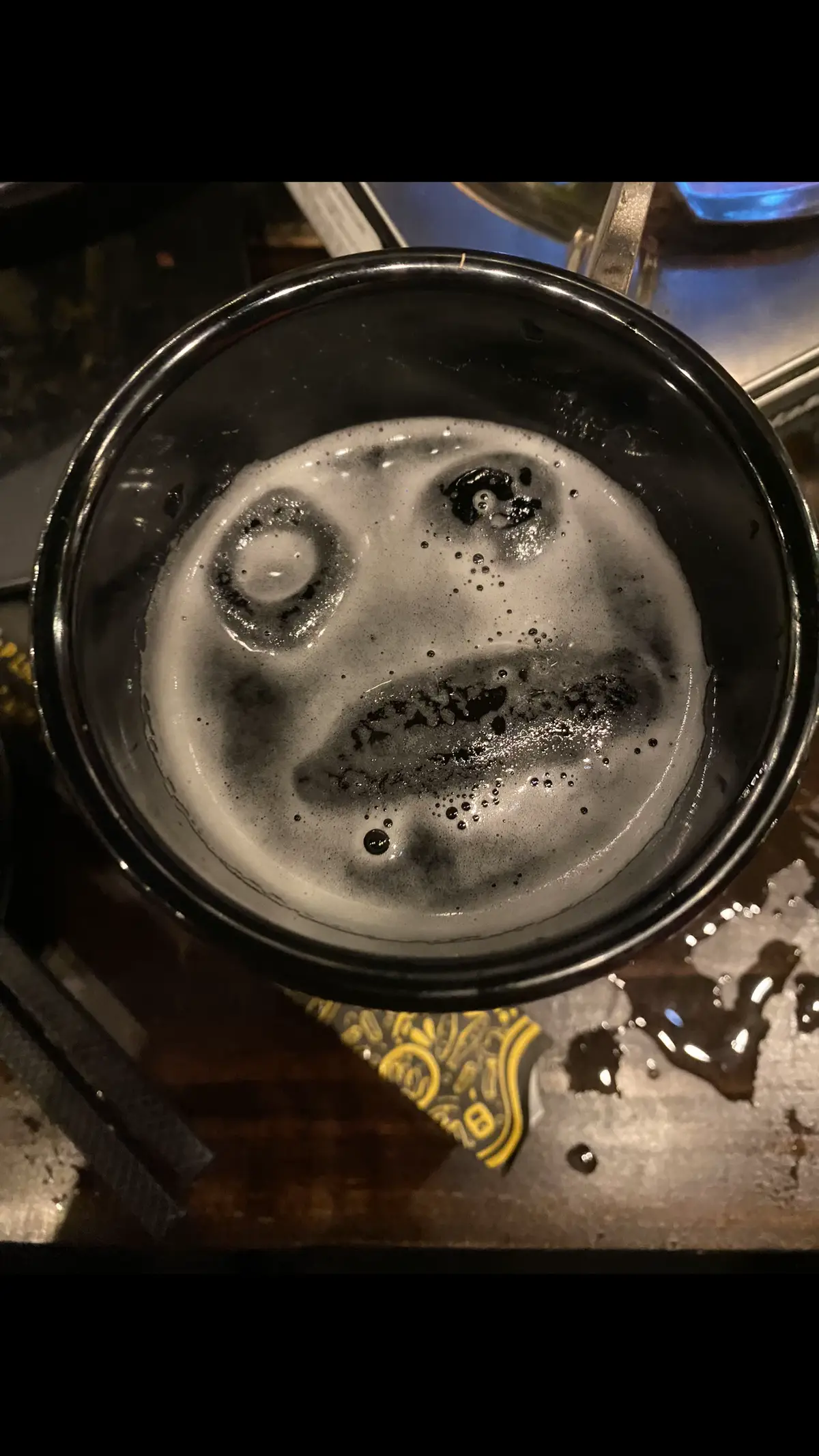 Một ngày nào đó, bạn sẽ hiểu: người thật sự chống lưng cho bạn, không phải ai khác, mà là kiến thức bạn tích lũy, tiền bạc đủ dùng, cảm xúc đủ ổn định, nhịp sống đủ kiểm soát, và chính bản thân bạn – người không ai đánh bại được. Bạn là bến đỗ vững chắc nhất của chính mình. Một ngày nào đó, bạn sẽ hiểu lời của Nguyễn Nhật Ánh – nhà văn nổi tiếng Việt Nam: “Hãy cứ sống bình thường, rồi mọi thứ tốt đẹp sẽ đến theo cách của nó.” Trời cho gì thì hưởng, trời lấy gì thì nhận, trời không quan tâm thì cũng đừng bận tâm. Một ngày nào đó, bạn sẽ hiểu quy luật của cuộc đời: dài chẳng dài hơn bốn mùa; rộng chẳng rộng hơn bốn phương; cao chẳng cao hơn bầu trời; vô thường cũng chỉ là vui buồn, gặp gỡ và chia ly. Khi tuổi tác đến, đời người là quá trình thu hoạch ngược. Cuối cùng, chỉ còn vài tri kỷ, một tách trà ấm, một bài hát cũ, sống theo cách mình thích, sâu sắc giữa thế giới hờ hững là đủ. Một ngày nào đó, bạn sẽ hiểu sức hút giữa người với người: không phải nhan sắc, tiền bạc hay tài năng, mà là sự ấm áp, tin cậy và năng lượng tích cực bạn mang đến. Đừng tham cầu quá nhiều, kẻo chẳng còn gì; đừng gắng biết hết, kẻo chẳng hiểu gì; đừng muốn làm tất cả, kẻo chẳng làm được gì. Yêu hay không yêu, hãy yêu những gì bạn chọn; có hay không có, hãy tâm an lý thuận Một ngày nào đó, bạn sẽ hiểu đạo lý sống: tuổi tác không quan trọng, quan trọng là tâm hồn trẻ; trang phục không cần sang trọng, mà thoải mái vừa vặn; bữa ăn không cần cao sang, mà cân bằng dinh dưỡng; nhà cửa không cần lộng lẫy, mà sạch sẽ, thanh nhã; thú vui không cần văn minh hay thô tục, mà giữ được sự ngây thơ; bạn bè không cần đông, mà tri kỷ là đủ. Một ngày nào đó, bạn sẽ lặng lẽ nhìn lại câu chuyện của mình, như người ngoài cuộc, rồi mỉm cười: cuộc đời, rốt cuộc, chỉ là một giấc mộng, nhưng cách bạn sống trong giấc mộng ấy mới là tất cả. Điều thật sự chữa lành bạn không phải thời gian, mà là sự buông bỏ, sáng suốt và vững vàng trong tâm. Mz Và một ngày nào đó, bạn sẽ hiểu: Điều giúp Đường Tăng đến Tây Thiên lấy kinh không phải cuốn kinh, mà là con đường đầy thử thách, những nỗi đau, thất bại và kiên trì mà ông ấy vượt qua. Chính hành trình ấy, chứ không phải đích đến, mới làm nên thành tựu.