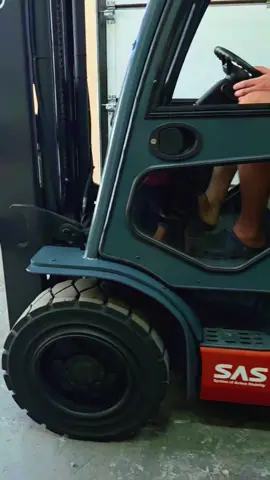 Навантажувач вилковий, газовий 3.0 тонни Toyota 02-8FGF30 • Вантажопідйомність – 3000 кг • Висота підйому – 3,7 метра • Будівельна висота – 2,4 метра • Щогла – дуплекс  • Каретка бокового зміщєння вил • 4 - лінії гідравлики • Комплект габаритного освітлення • Управління гідравлікою – джойстики • Кабіна з обігрівачем • Шини цільнолиті • Вила в комплекті • Трансмісія – автоматична • Рік випуску 2008 13500 €