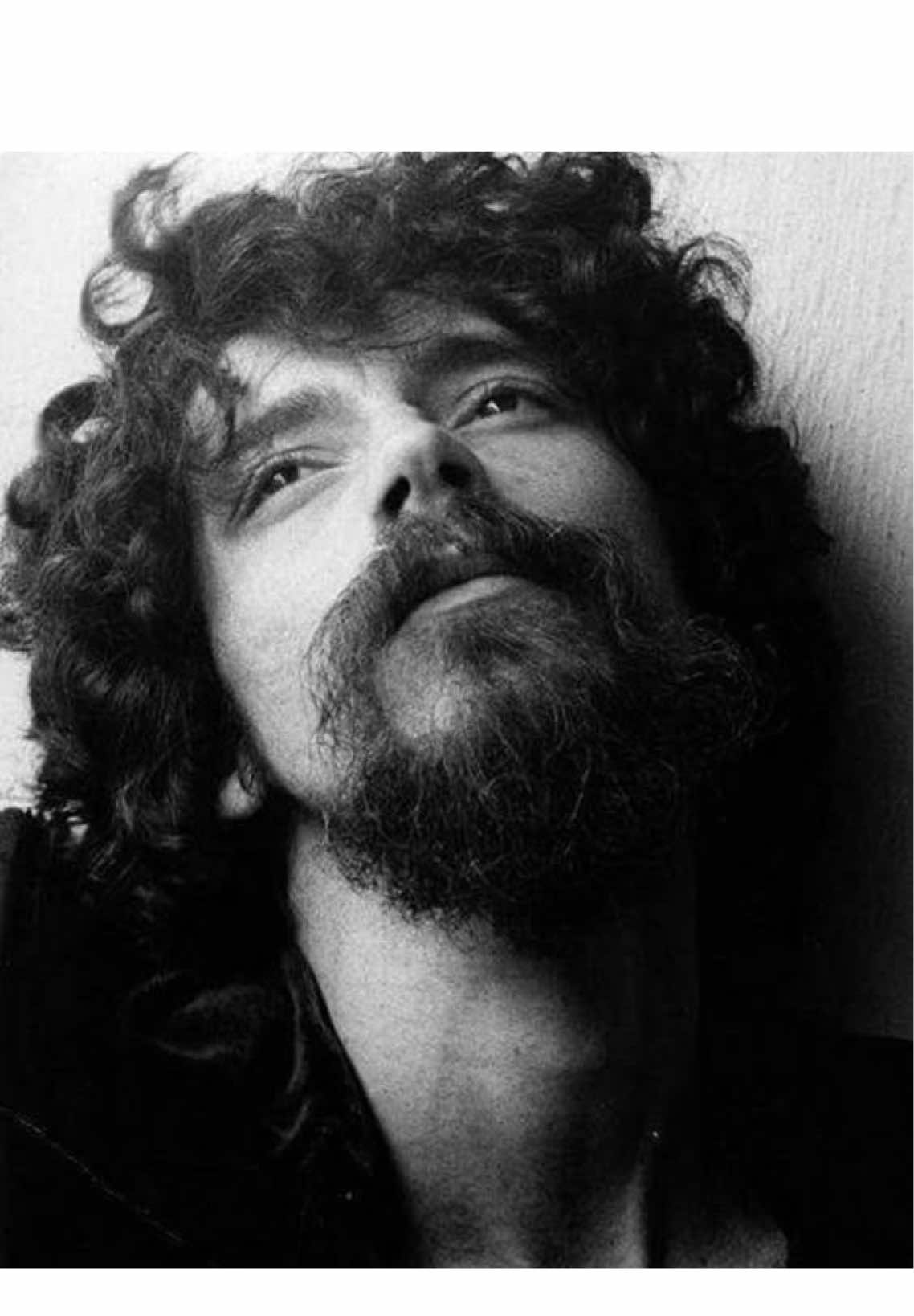 🎶 “Canto para Minha Morte” é uma das músicas mais intensas de Raul Seixas, onde ele encara de frente a finitude da vida. Com poesia crua e reflexiva, Raul transforma o medo em diálogo, fazendo da morte não um fim, mas parte do caminho. #RaulSeixas #CantoParaMinhaMorte #MalucoBeleza #MPB #RockBrasileiro     