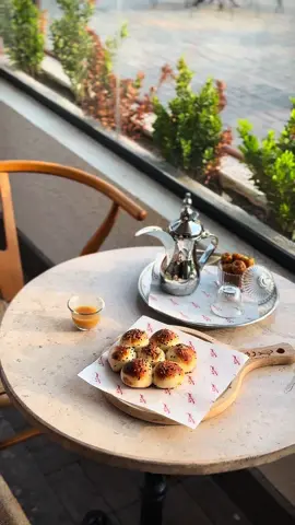 لما تجتمع خلية النحل مع القهوة العربيه .. تعرف ان الجمعه فيها بركة ودفا في بدوى  #جمعه_مباركه  #بدوى #شاي #الخبر #الراكه 