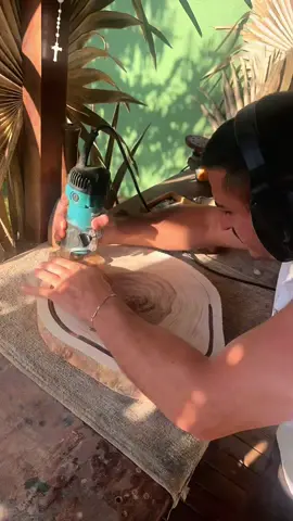 Processo da canaleta com resina em bolacha de madeira nobre para tábua de corte!✌🏼 #arteemmadeira #tabua #tabuarustica #resina #tabuamadeira 