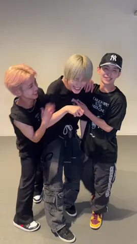 仲良し3人でミッキーダンス🤝🏻🤝🏻🌼 #WhatWeGot_奇跡はきみと  #みんなでミッキーダンス #ミッキー×キンプリ   #kingandprince さん                       #BANGERS #BG7  @YUITO @KAITO @REN  ========================= BANGERS Indies 2nd Single 