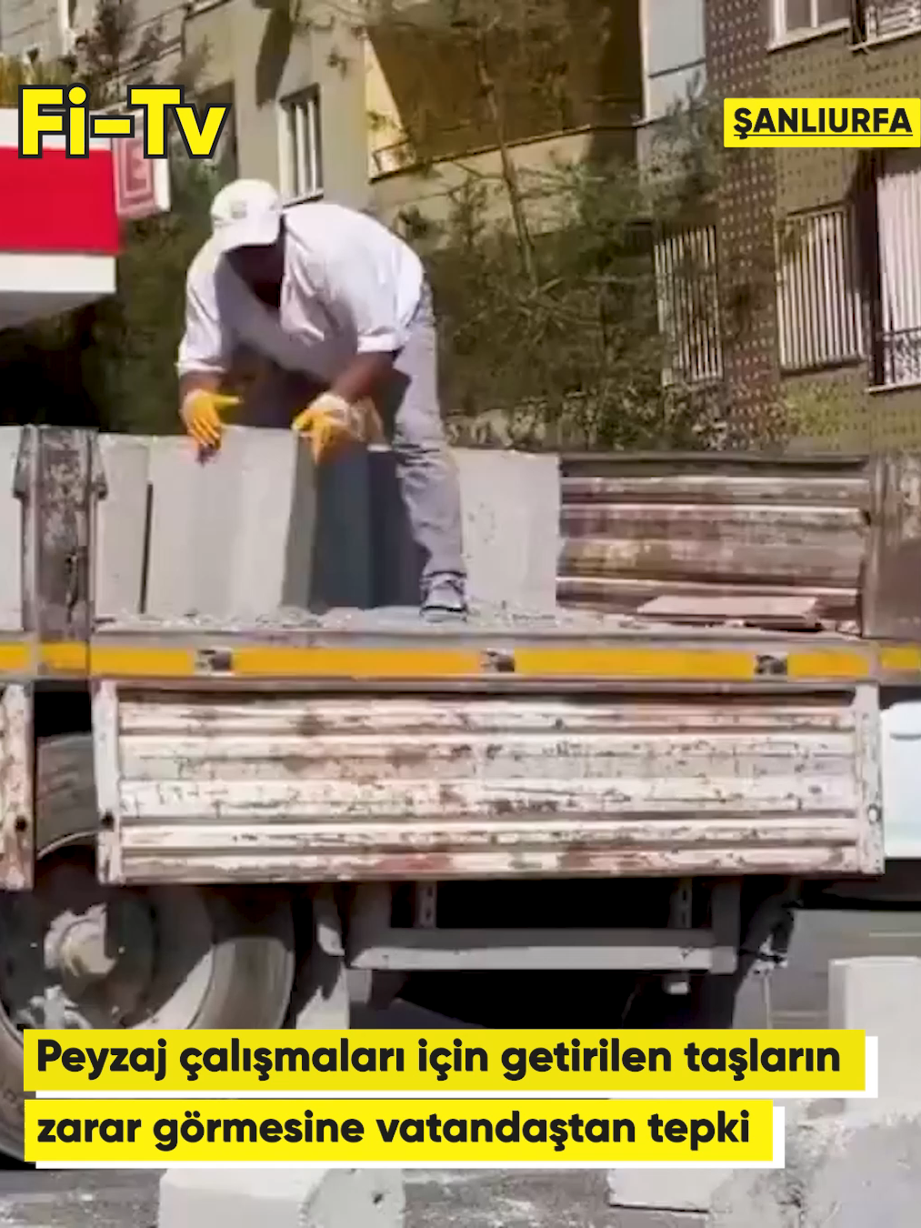🔴Şanlıurfa’da, peyzaj çalışmaları için getirilen taşların atılarak indirilmesine ve zarar görmesine tepki gösteren vatandaş: - Sen atıyorsun da başka indirme yöntemi yok mu? Yolu mahvediyorsun, taşları kırıyorsun. + Evet yöntem böyle. - Uçlarını kırmışsınız. + Ee kırılsın. #şanlıurfa #şanlıurfahaber