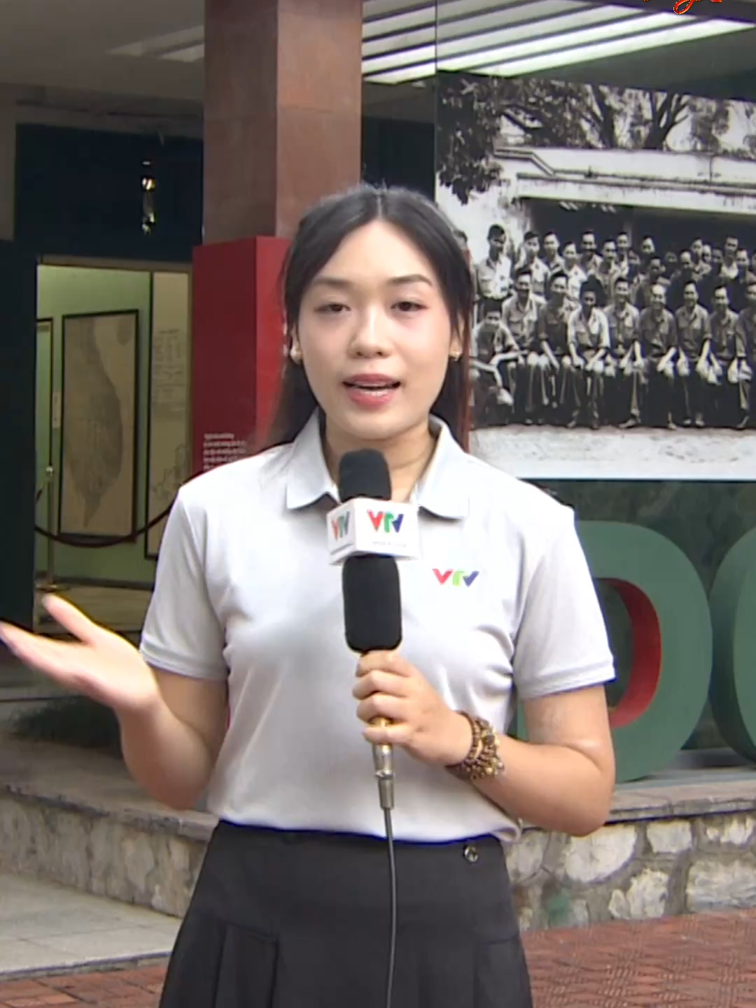 Ngay bên cạnh sân khấu “Thời Cơ Vàng” là triển lãm trưng bày Nhà và Hầm D67. Đây chắc chắn là một điểm tham quan đầy giá trị mà bất cứ ai yêu thích lịch sử và văn hóa cũng không thể bỏ lỡ khi đến thưởng thức chương trình 