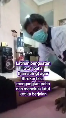 Melatih otot paha (hamstring) agar stroker bisa mengangkat paha dan menekuk lutut saat berjalan. #strokes #stroke #strokerecovery #strokeawareness #strokefighter 