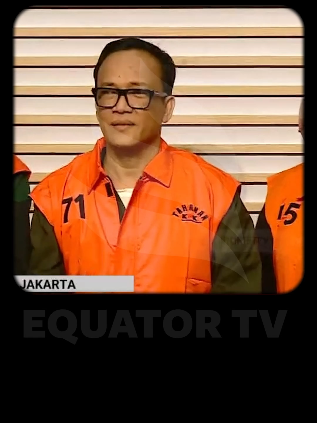 Ada yang tahu biaya resmi sertifikat K3 cuma Rp275 ribu? Tapi kenapa ada oknum pejabat kementrian yang tega minta sampai Rp6 juta? Korupsi di depan mata kita ini, pelakunya memanfaatkan para pekerja. KPK baru-baru ini menangkap pejabat di Kementerian Ketenagakerjaan yang terlibat dalam pemerasan ini. Salah satu Oknumnya adalah Wakil Menteri Ketenagakerjaan kita sendiri, Immanuel Ebenezer. Uang yang berhasil mereka kumpulkan dari tahun 2019 mencapai Rp81 miliar! Follow @equatortv untuk Full Story & update lebih lanjut.