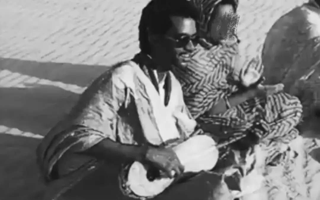 بعد عامٍ من الفراق، يعود العاشق مثقلاً بالحنين, يبحث عن يدٍ تُعيد إليه الأمان وعينين تمنحه مرفأ الروح يحمل من أسفاره خيرات الدنيا, لكنه يدرك أن أثمن ما يملك هو الحب والعطاء القافلة رمز للشوق, والعصفوران النائمان صورة القلب والروح بعد انتظار طويل. وحين يغنّي الخليفة ولد أيدة هذه الكلمات, لا يسمع المستمع مجرد أغنية, بل يعيش رحلة من الحنين والفلسفة والعاطفة, فتتحول الأبيات إلى حياة تُشعر كل قلب بالدفء والوجود. - من مِن الثلاثي الذهبي يلامس قلبك ويوقظ فيك أعمق المشاعر… الخليفة, سدوم, أم ديمي؟ #Mauritania #fyp #foryou 