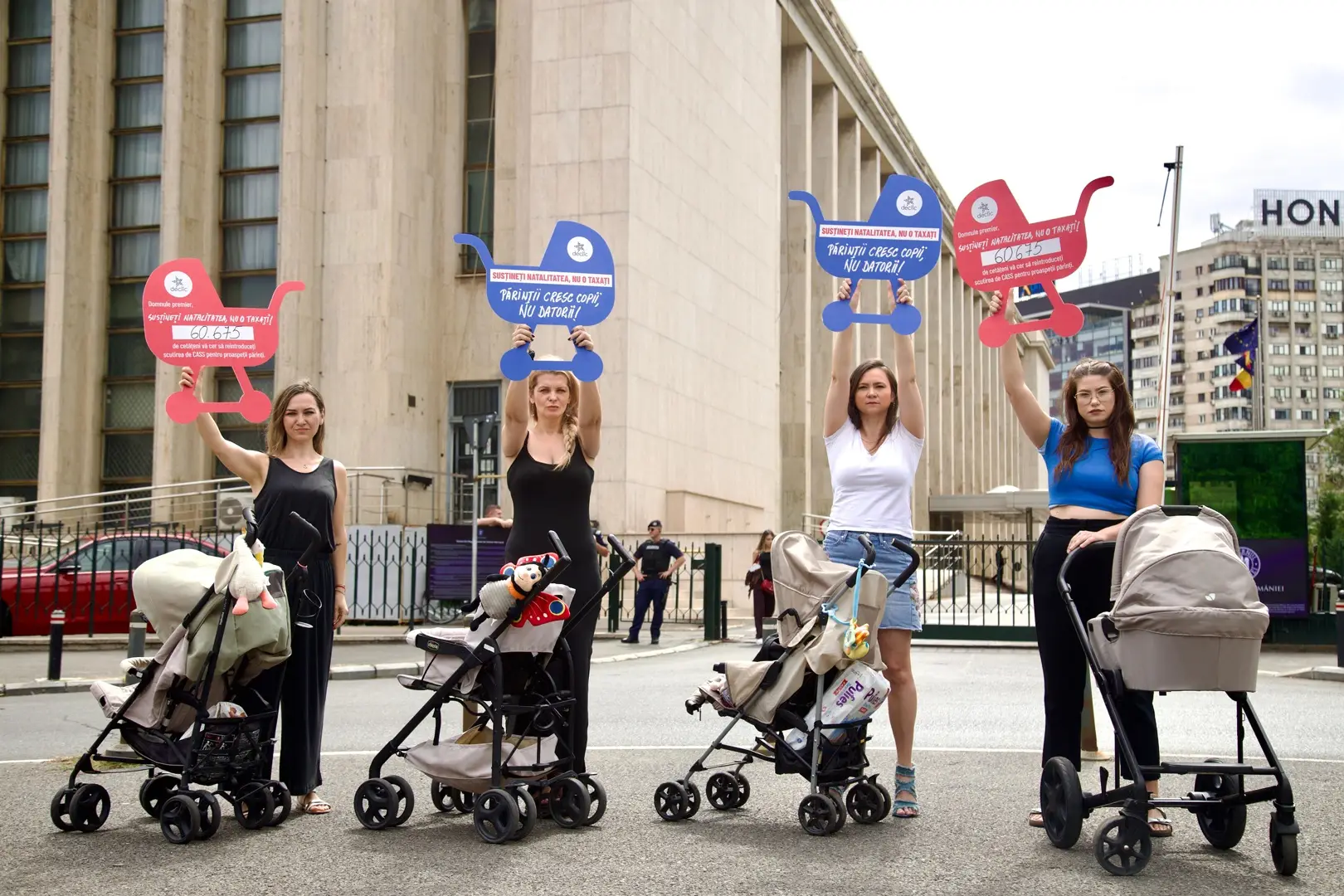 👶 Când premierul taxează natalitatea, noi îi ducem cărucioarele la poartă! 🚼️ ✍️ Susține și tu petiția cu o semnătură: 👉️ LINK IN BIO #petitie #Declic #cass #sanatate #asigurare #parinti