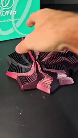 Olha o efeito incrível desse PLA Silk DUO vermelho e preto! Garanta o seu com desconto  e leve suas impressão 3D a outro nível! #3dprit #pladuo #desconto #3dfila #stisfyingprint 