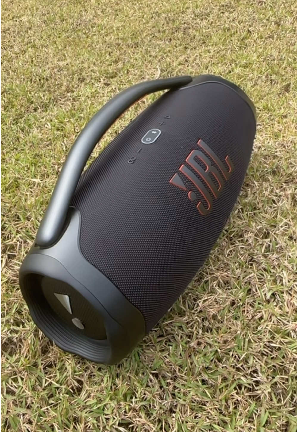✨ Potência e estilo que acompanham você em qualquer lugar! ✨ A JBL Boombox 3 chegou para transformar seus momentos em verdadeiras festas: 🔊 Graves profundos e som imbatível 🔋 Bateria de longa duração para horas de música sem parar 💦 À prova d’água e poeira (IP67) 📱 Conexão Bluetooth estável e rápida 👉 Seja no churrasco, na piscina ou no rolê com os amigos, ela garante a trilha sonora perfeita! #jbl #boombox3 #somqueimpressiona #musicasemlimites #vemconferir 