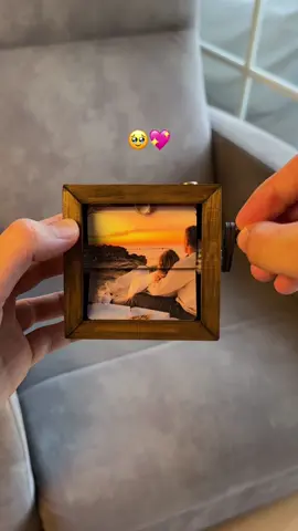 Toda nuestra relación en una caja de fotografías🥹❤️ #fotos #parejas #novios #regalos #recuerdos . . . Me encanta mi nuevo cubo de fotos de madera personalizable. Esta caja gira y muestra hasta 16 fotos de recuerdos y momentos. Es el regalo perfecto para tu novia. Tutorial cubo de fotografías