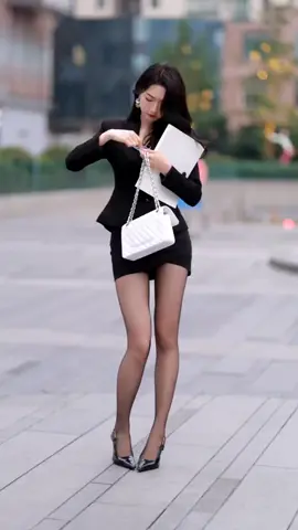 #Good figure and good temperament #I am moved again #High Wear with black stockings #goddess #ShiEnEn 