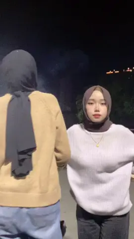 mana satu adik mana satu kakak ?