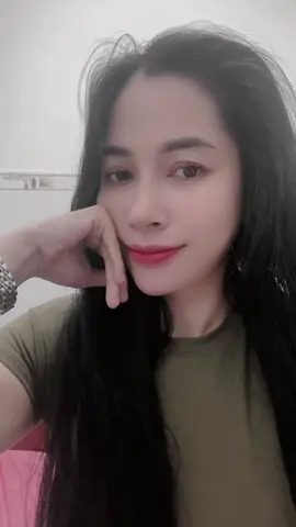 Khi bạn thật lòng thương một người mà không thể ở cạnh, bạn sẽ hiểu được thế nào là lực bất tòng tâm. Biết rõ là không thể yêu nhưng vẫn cố chấp yêu đậm sâu. Biết rõ là không có kết quả nhưng vẫn cứ đâm đầu vào. Biết rõ là nên buông bỏ nhưng lại không đành lòng. Có một loại tình yêu mà ngoài mặt nói là không muốn gặp nhưng lại nhớ nhung đến cháy lòng, tìm thì sợ làm phiền, không tìm thì lòng đau đến mất ngủ. Nếu từ bỏ một người dễ dàng như thế thì ai lại tự dày vò bản thân mình đến vậy..