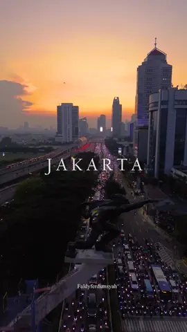 Sehat-sehat negeri ini, walaupun macet di saat jam pulang kerja tapi Jakarta memiliki langit senja penuh cerita 🌇 #jakarta #cityscape #citylight #sunset #drone 