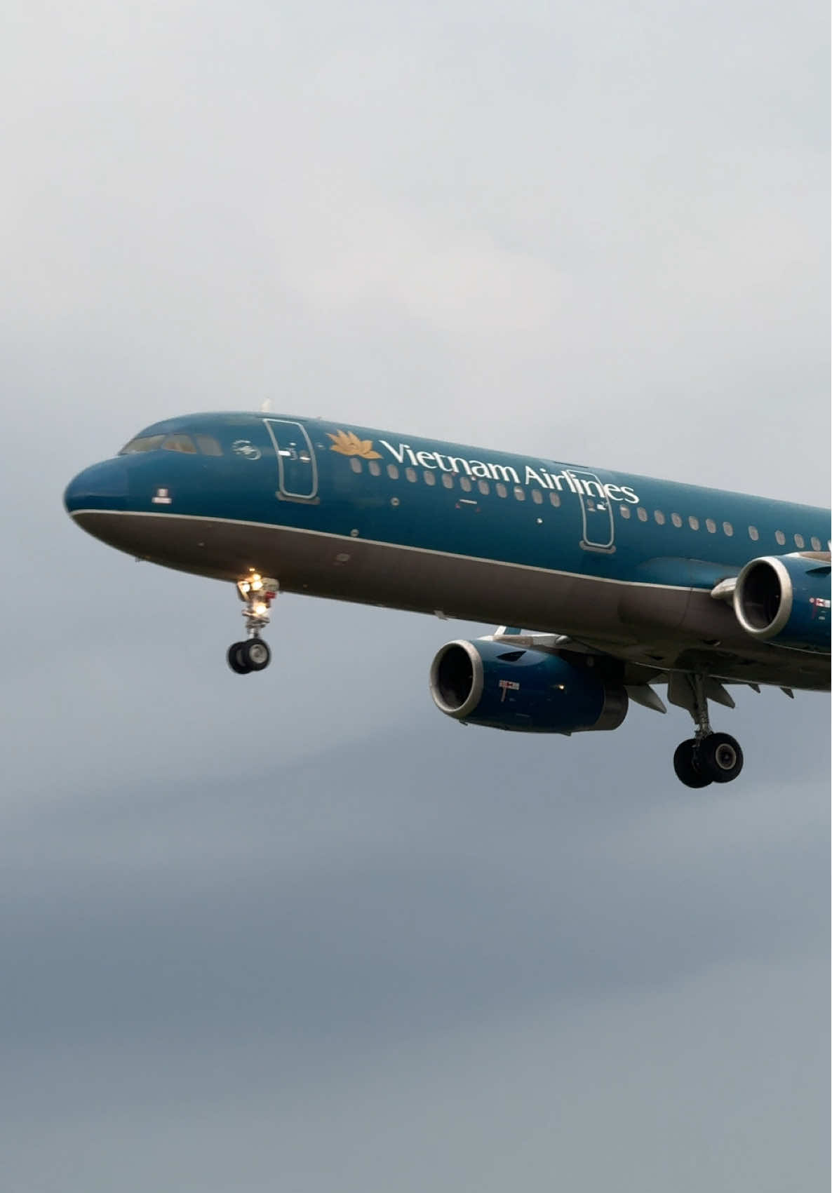 Vietnam Airlines landing runway 07 at Tan Son Nhat ảidport ✈️✈️✈️