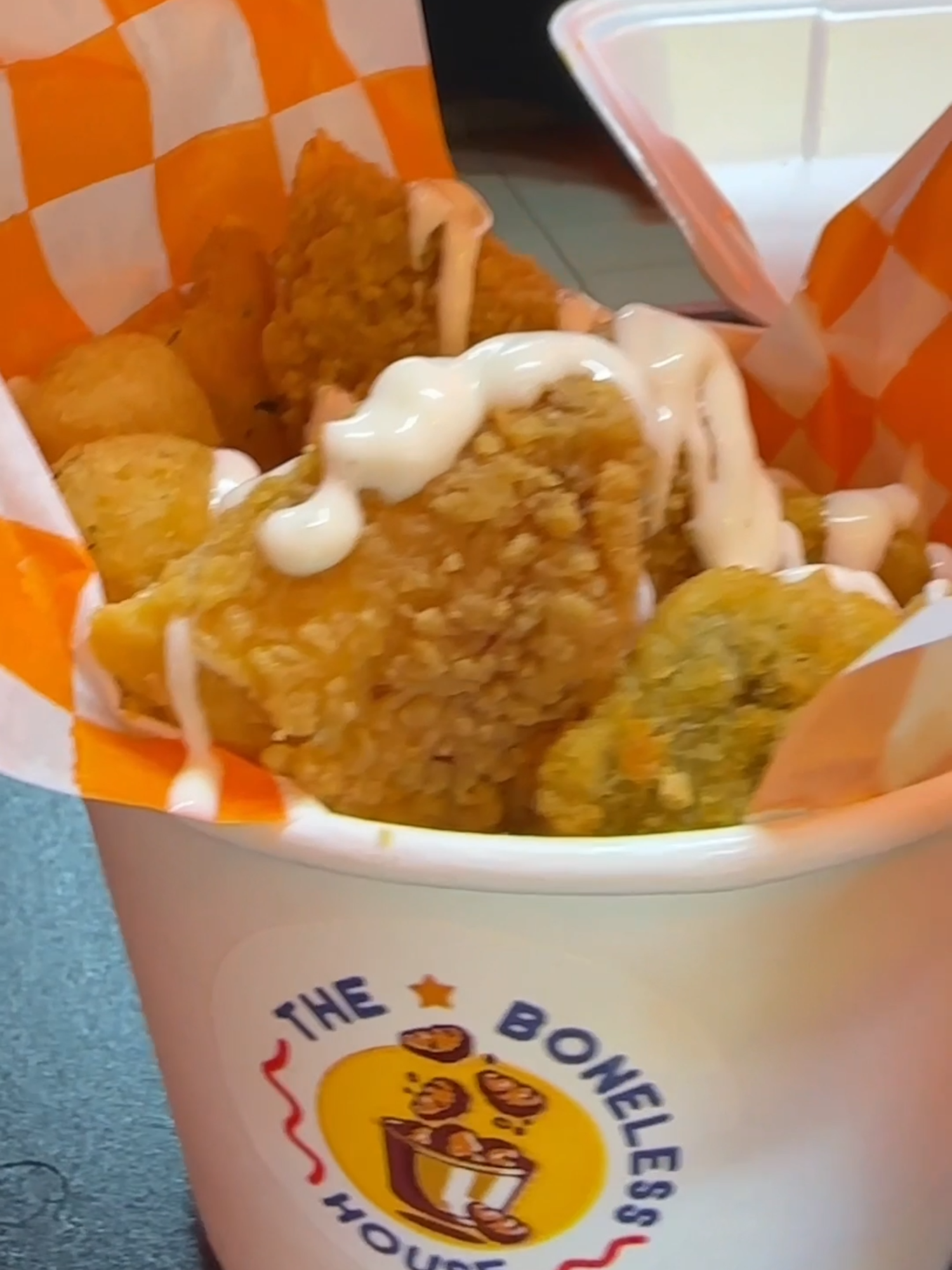 The Boneless House. Todo delicioso, boneless, alitas, hamburguesas, 26 salsas y 7 polvos 📍 Ubicación: Boulevard García de León 1100-B, Chapultepec Sur Tel: 4432222487 #FerkoVlogs #Morelia #Boneless #típicomoreliano #Alitas #Hamburguesas #ComidaRápida #Salsas #Antojos The Boneless House Morelia