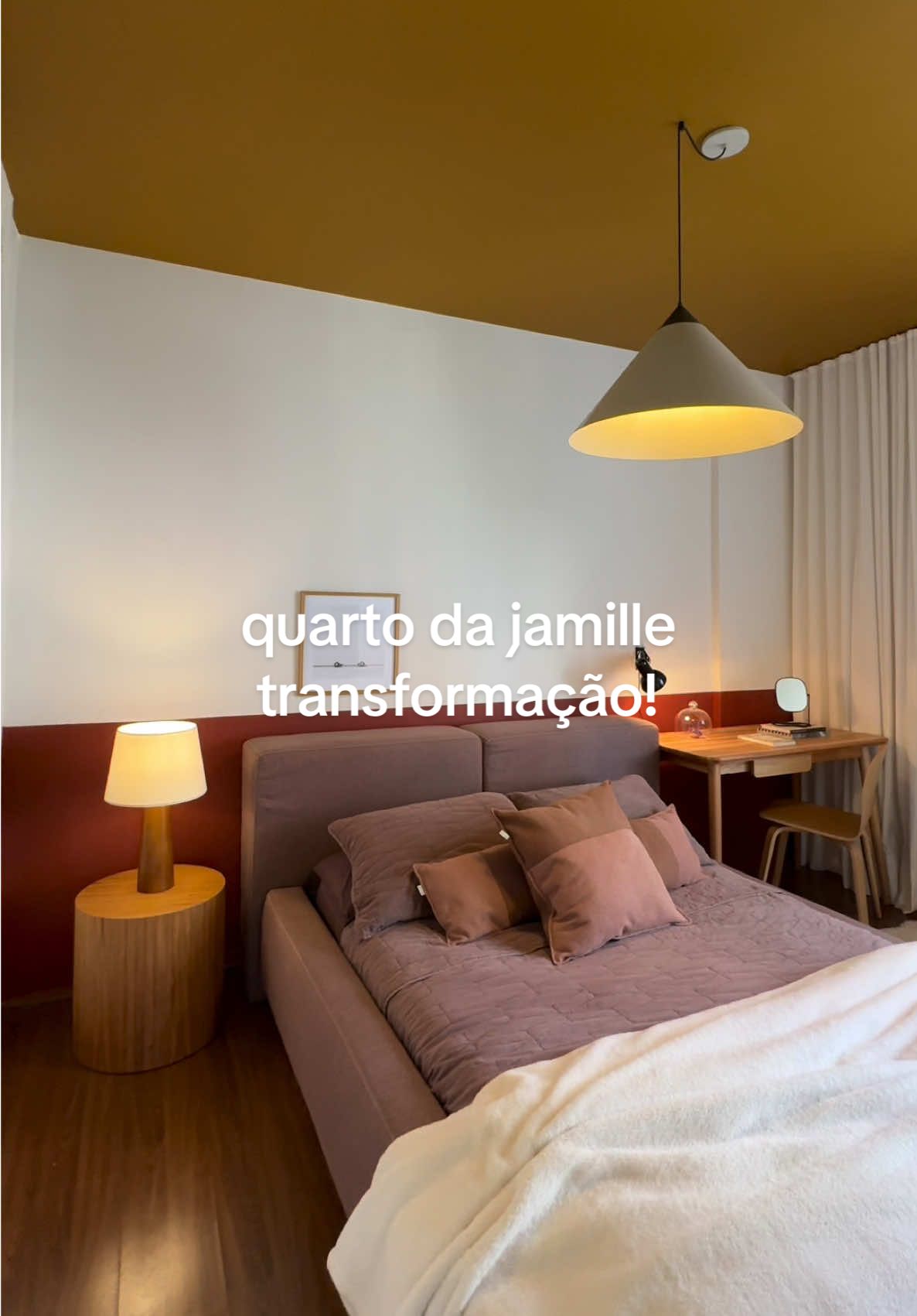 final da transformação do quarto da minha amiga! :)  além das cores marcantes a gente também caprichou nos mobiliários! nós duas fizemos uma pesquisa no site da @Tok&Stok e ficamos MUITO felizes com o resultado! agora sim o quarto tem muito mais presença e a identidade dela! 💫 com o meu cupom CLARA10 você também pode adquirir esses e outros mobiliários lindíssimos, pelo site e pelo aplicativo da Tok&Stok! mas lembra que o cupom não é acumulativo com produtos que já estão em promoção, tá bom? beijos!  descrição das peças: Cama Frigga  Mesa lateral Pillen Mesa Skand Cadeira Bent  Poltrona Triskel  Luminária de teto A-Bell  Luminária de mesa Massiv  Luminária de parede Pantograf Espelho de parede quadrilátero    #interiores #reforma #mobiliário  publicidade.