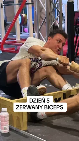 DZIEŃ 5💀 Zapowiada się chwila przerwy 🫣  Nie ma co płakać, nic nie dzieje się bez przyczyny. Najprawdopodobniej zmęczenie przyczepu, ponieważ mam info że ścięgno się NIE URWAŁO, tylko ODERWAŁO od kości. Niektórzy widzieli że operacja już za mną. Czeka mnie długa rekonwalescencja, ale jestem dobrej myśli 🫶  PIJCIE OY!CHE tylko Żabka  #markawłasna #GymTok #fyp #viral 
