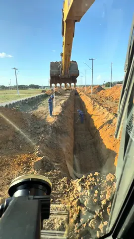 Construção de drenagem de esgoto 🚧#CapCut #fyp #fy #foryou #escavadeirahidraulica #terraplanagem #newholland #viral #tik_tok #maquinaspesadas 