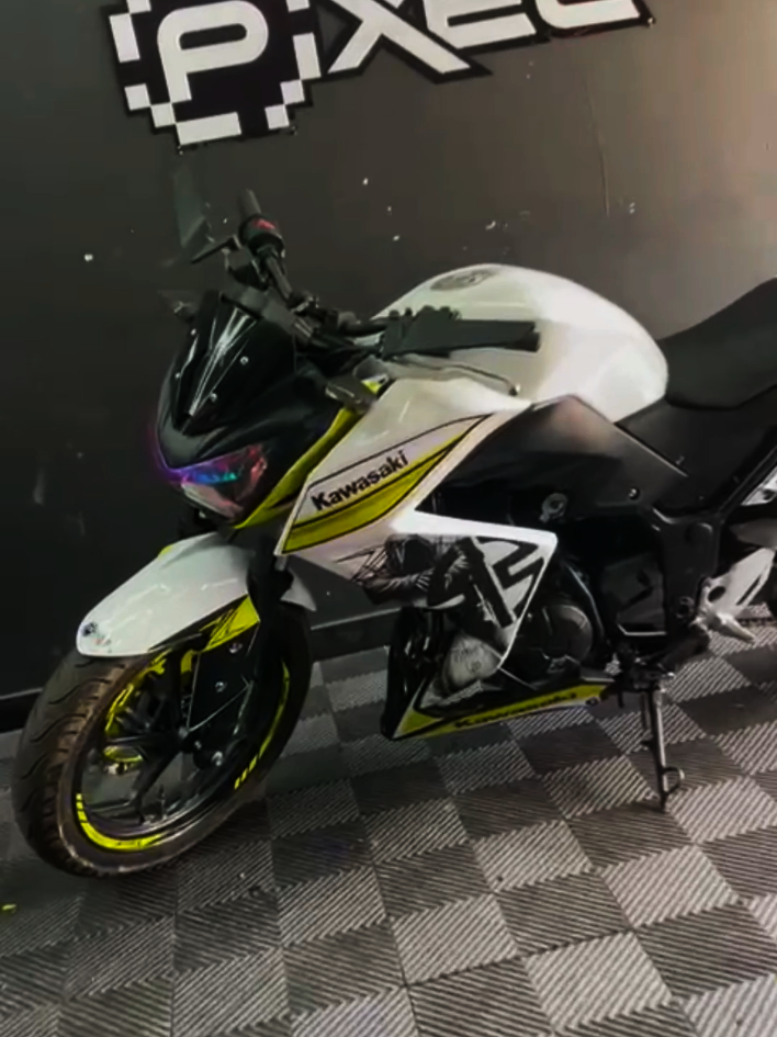 🔥🚀 Tremenda transformación sobre dos ruedas 🔥🚀 Una Kawasaki 250 totalmente personalizada 💎, pintada en un blanco impecable con discos en amarillo neón ⚡ y calcomanías exclusivas en negro, amarillo neón y blanco 🎨. Un diseño único que roba miradas donde pase 💥🏍️. 👉 ¿Quieres que tu moto también sea el centro de atención? Dale ese estilo que solo tu máquina merece. #Kawasaki250 #MotosColombia #EstiloUnico #Motopersonalizada #DisenoExclusivo   