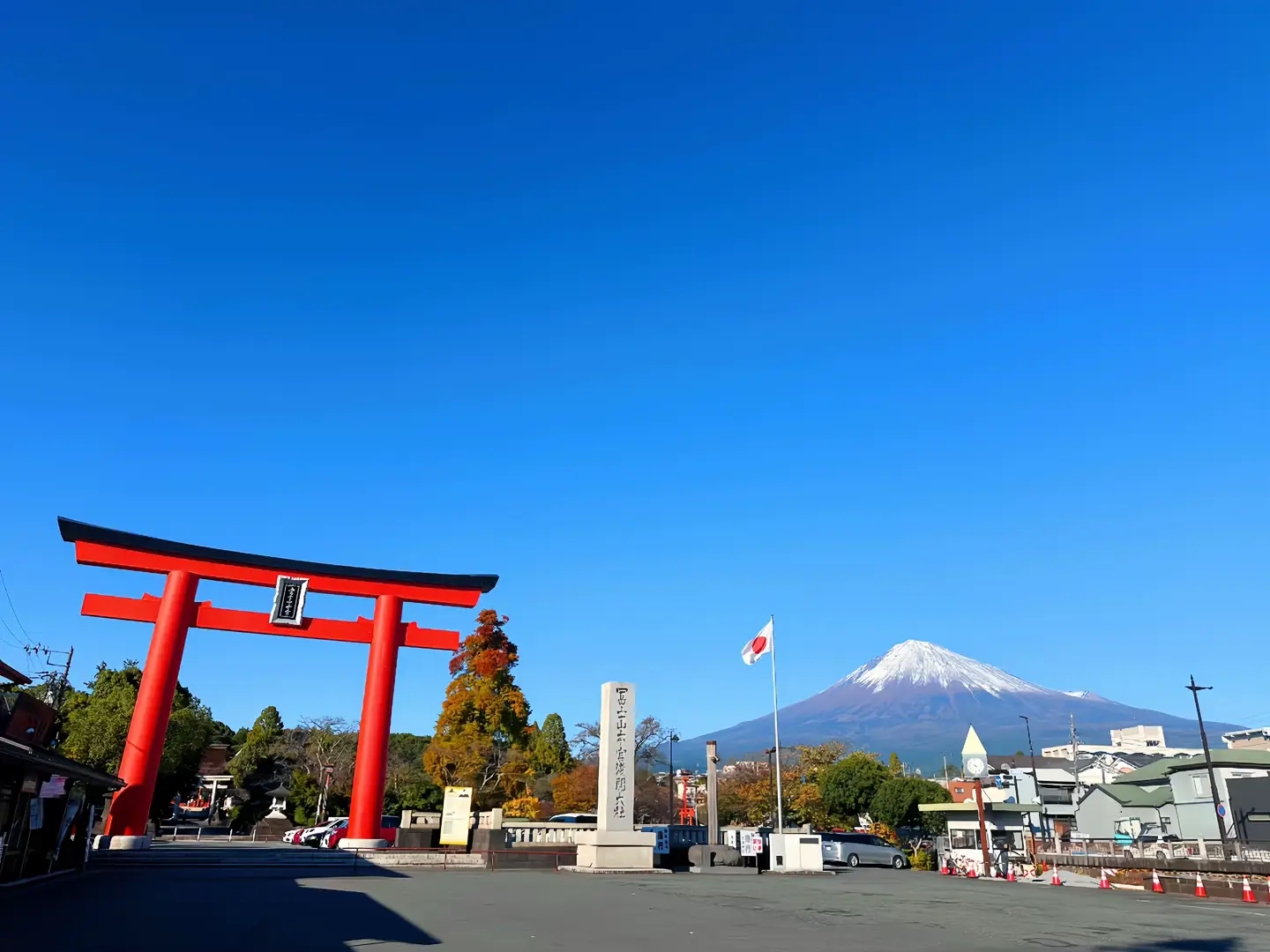 ศาลเจ้าฟูจิซัง ฮงกู เซ็นเก็น ไทฉะ (Fujisan Hongū Sengen Taisha)富士山本宮浅間大社 ตั้งอยู่เมืองฟูจิโนะมิยะ (Fujinomiya) จังหวัดชิซุโอกะ (Shizuoka) เป็นศาลเจ้าที่มีความเก่าแก่อายุมากกว่า 1000 ปี  ชาวญี่ปุ่นเชื่อว่าเป็นสถานที่ขอพรเพื่อความปลอดภัยจากภัยธรรมชาติ โดยเฉพาะการปะทุของภูเขาไฟ  และศาลเจ้าแห่งนี้เป็นที่ประดิษฐานของเทพที่เชื่อกันว่าเป็นผู้ให้กำเนิดผู้คนด้วยไฟ จึงเป็นสถานที่ขอพรให้คลอดบุตรง่ายและปลอดภัยด้วย #japantiktok #ญี่ปุ่น #เที่ยวญี่ปุ่น #japantraveltips #shizuoka 