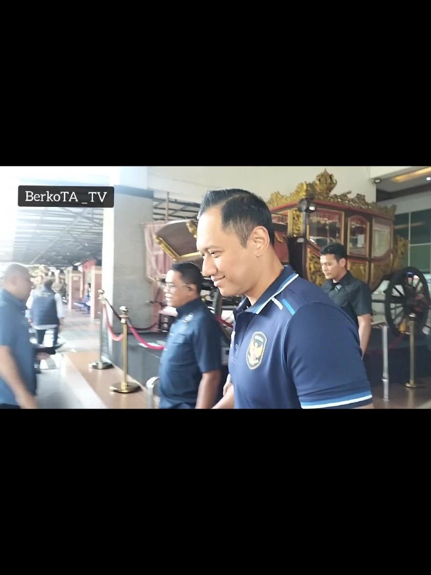 Menteri Koordinator Bidang Insfratruktur dan Pembangunan Kewilayahan, Agus Harimurti Yudhoyono memulai ekspedisinya dikawasan Plat AE , yang meliputi Pacitan - Ponorogo - Madiun dan Ngawi. Julukan Plat AE ini diartikan sebagai kode plat nomor kendaraan bermotor untuk wilayah eks-Karesidenan Madiun, Jawa Timur. Wilayah ini meliputi Kota Madiun, Kabupaten Madiun, Kabupaten Ngawi, Kabupaten Magetan, Kabupaten Ponorogo, dan Kabupaten Pacitan.  AHY tiba di Bandara Adi Soemarmo, Kamis 21 Agustus 2025 pukul 10.00 wib. Sesampainya di ruang kedatangan domestik, AHY disambut beberapa politikus Partai Demokrat di Jawa Tengah, seperti Tety Indarti, Budiono Rahmadi dan Liluk. Beberapa warga sempat meminta foto bersama AHY yang mengambil stand di bawah patung Adi Soemarmo. Kepada para penyambutannya, AHY menjelaskan tentang agenda ekspedisi dikawasan Plat AE. Dari Bandara Adi Soemarmo AHY dengan pengawalan foreiders , meluncur ke Pacitan untuk bermalam di Komplek Museum Galeri SBY-ANY. Selanjutnya, pada Jumat, AHY akan mengunjungi Museum Reog yang ada di Ponorogo. Dan mengunjungi Madiun dan Ngawi untuk mengunjungi pembangunan insfratruktur sesuai jabatan nya sebagai Menko Bidang Insfratruktur dan Pembangunan Kewilayahan. Agenda lain , adalah Bimtek para Legislator dan Kepala Daerah asal Partai Demokrat pada Senin 25 Agustus 2025 #partaidemokrat  #kemenkoinfra  #agusharimurtiyudhoyono  @Agus Harimurti Yudhoyono (AHY)  @Mas Bro Sragen @pdemokrat @kemenkoinfra @kibcentre 