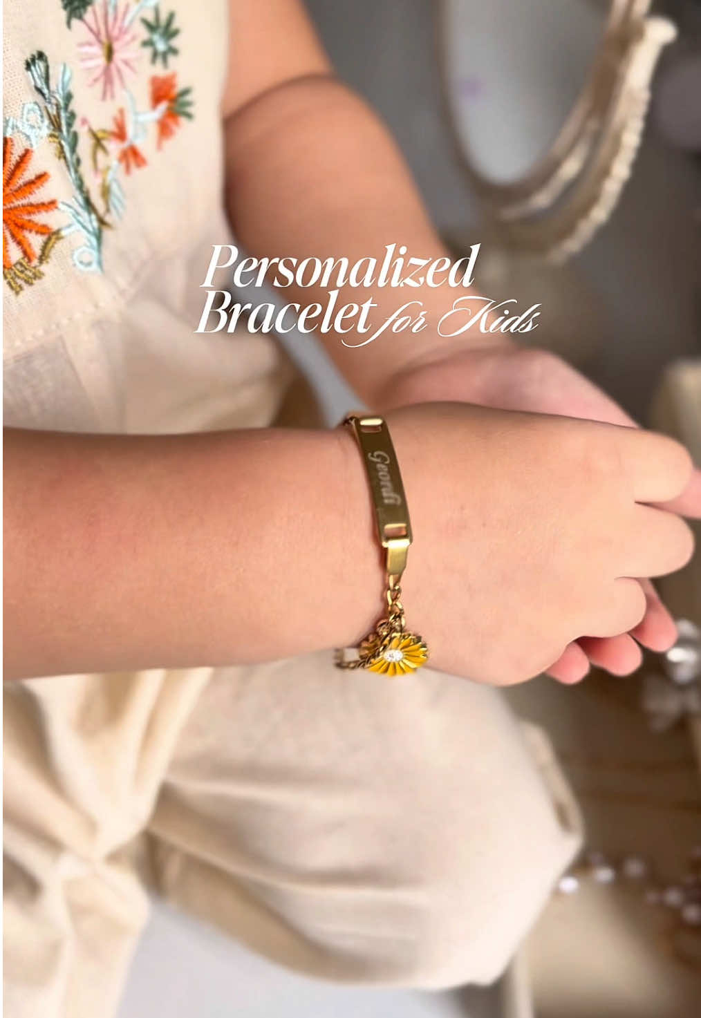 This is your sign to get your kids a personalized bracelet 🤍🌻 #braceletforkids #personalizedbraceletforkids #costumizedbracelet #bracelet 