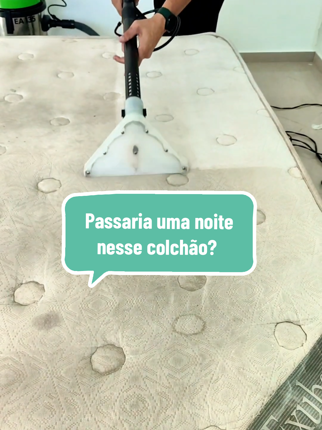 Passaria uma noite nesse colchão?🚿😂 Limpeza de colchão. #creatorsearchinsights #limpeza #colchão #higienizacaodeestofados #clean 