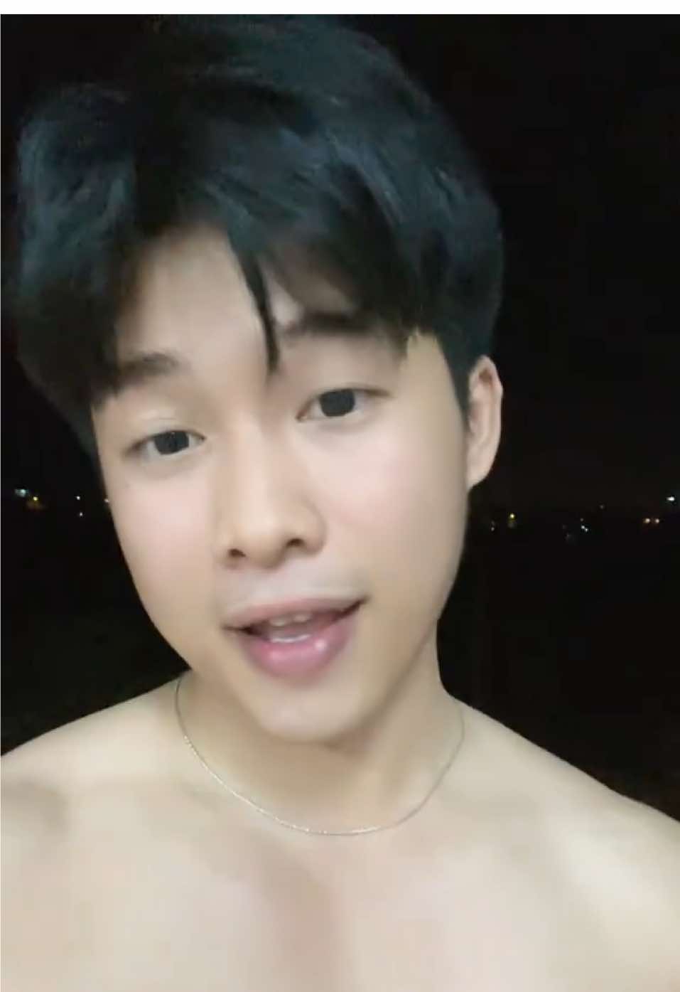 Đang định giận ẻm vì ẻm khong nhắn tin cho mình, Thì chợt nhận ra mình chưa là gì của ẻm 😚