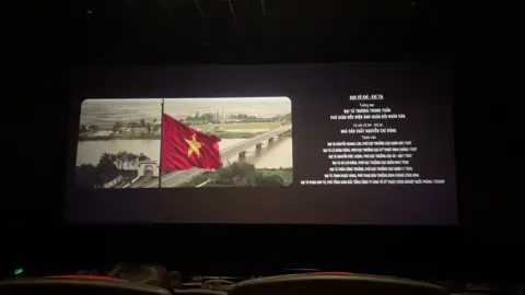 Phim 10000 điểm ạ  Đi xem phim nhớ mang khăn giấy nhé mọi người 😭 #mưađỏ #film #2thang9 #viral 