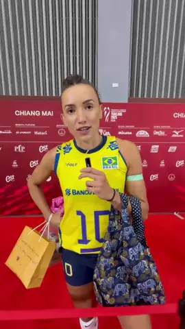 Palavra da capitã! 🎙️✅ Gabi Guimarães falou sobre a estreia do Brasil no Mundial de Vôlei com vitória por 3 sets a 0 sobre a Grécia. 💪 Ela destacou a importância de começar bem a competição e já projetou o próximo desafio contra a França. 👊 #TimeBrasil #Vôlei