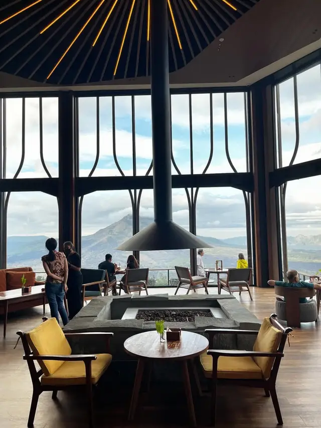 View langsung gunung batur,Tempatnya Cozy..arsitekturnya yang sangat unit & legendary ✨ One of the best cafe restaurant in kintamani💸 #pahdi #kintamani #bali #coffeeshopbali #baliindonesia 