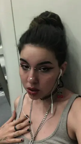 Ayer me puse en bucle #totodeloca en el tren y me puse a dibujar 🫦 #metrika #madrefundadora 