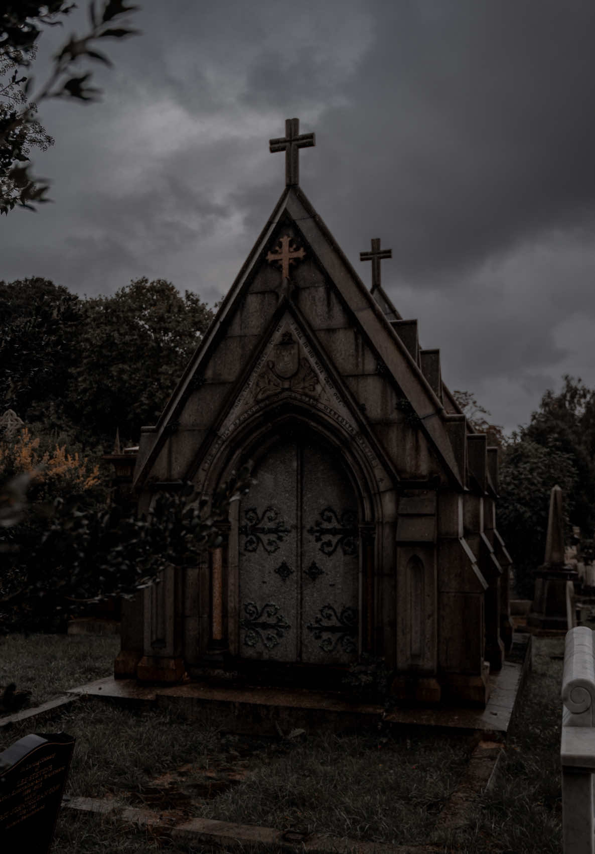 𝐌𝐨𝐨𝐝𝐲 𝐝𝐚𝐲𝐬 𝐚𝐫𝐞 𝐜𝐨𝐦𝐢𝐧𝐠 🍂 | 𝐋𝐨𝐧𝐝𝐨𝐧, 𝐄𝐧𝐠𝐥𝐚𝐧𝐝 ~ 𝐒𝐚𝐯𝐞 𝐟𝐨𝐫 𝐟𝐮𝐭𝐮𝐫𝐞 𝐭𝐫𝐚𝐯𝐞𝐥 𝐢𝐧𝐬𝐩𝐢𝐫𝐚𝐭𝐢𝐨𝐧 Have you visited any of the location featured? ▪️Kensal Green Cemetery  ▪️Bunhill Fields Cemetery  ▪️St Dunstan in the East  ▪️St Olave’s Church ▪️Holly Village ▪️West Norwood Cemetery  If you are a curious traveller follow me @thealternativeguide_ for more dark & Gothic locations around the world 🏴‍☠️ www.thealternativeguide.com • • • #rainyday #darkandmoody #raindrops #gothicarchitecture #gothicstyle                         