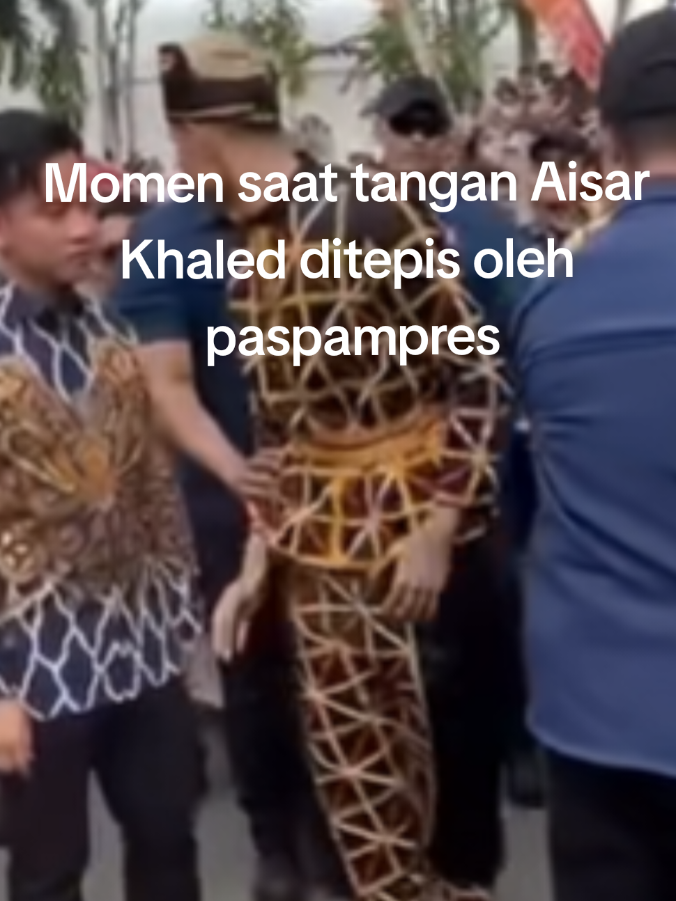 Momen saat tangan Aisar Khaled ditepis paspampres saat mau merangkul Wapres Gibran #aisarkhaledd #aisar #paspampres #pacujalur #wapres 