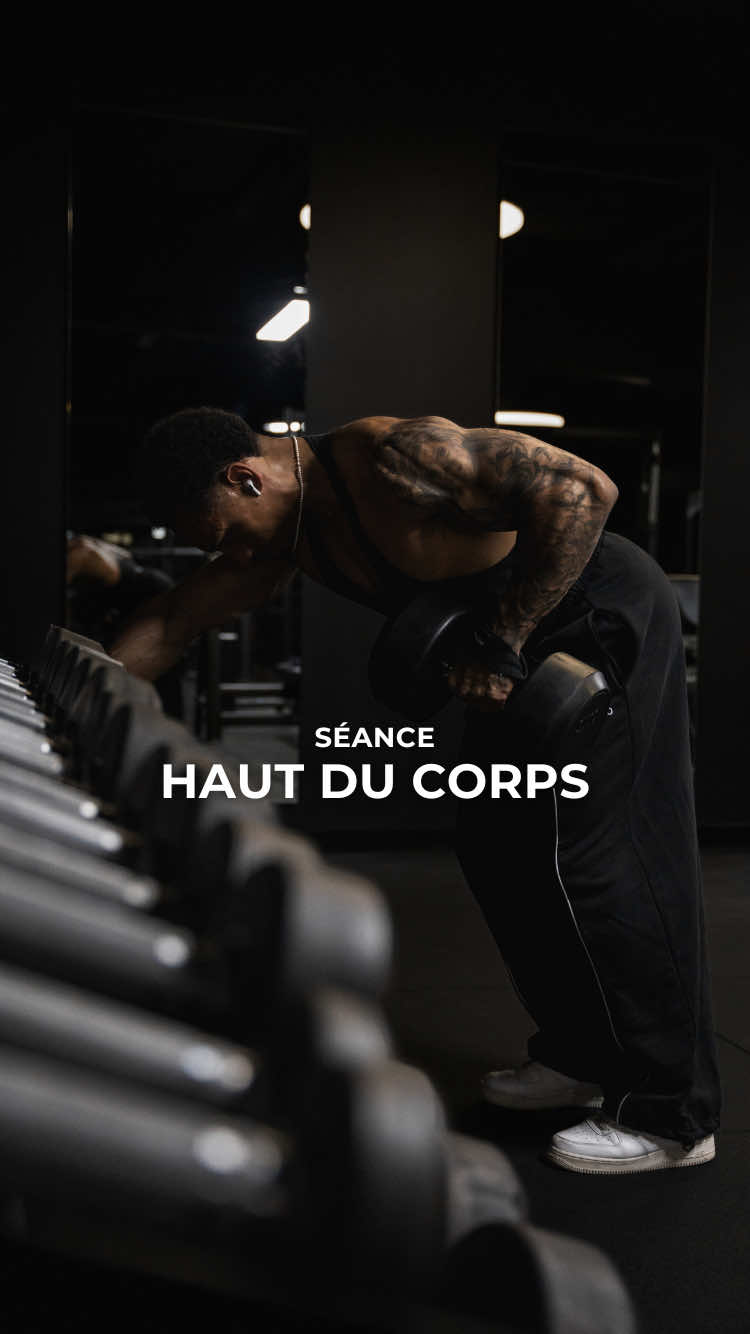 Une séance haut du corps en 60 minutes, c’est possible ?  Voici une séance haut du corps complète et structurée avec précision pour te permettre de travailler pectoraux, dos, épaules et bras en moins de 60 minutes. ➖Recommandations : * 8 à 12 répétitions par exercice * 2 à 3 minutes de récup * 3 séries par superset * Ce qui représente 12 séries par semaine par groupe musculaire si tu l’appliques 2 fois. ▪️Rappel : chaque série doit être effective, c’est-à-dire menée proche de l’échec musculaire. Sans intensité, ton entraînement ne sert à rien.  ➖La littérature scientifique recommande un volume de 10 à 20 séries par semaine par groupe musculaire pour progresser. Je t’invite donc à intégrer cette séance dans ta programmation et à la reproduire 2 fois par semaine pour maximiser tes résultats. ☑️ Abonne-toi pour ne pas rater mes prochains conseils. ⸻ #musculation #entrainement #hautducorps #transformationphysique 