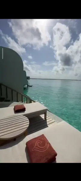 #рек #реkомендации #One Bedroom Overwater Villa with Jacuzzi в готелі Centara Grand Lagoon Maldives!  Загальні характеристики номера: 👉Площа номера 99 кв.м. 👉У номері: ванна, душ і джакузі на терасі 👉Міні-бар, кавоварка, чайник, вода, халати, тапочки, сланці та косметика 👉Можливий коннект через двері на терасі. Міжкімнатних дверей немає!