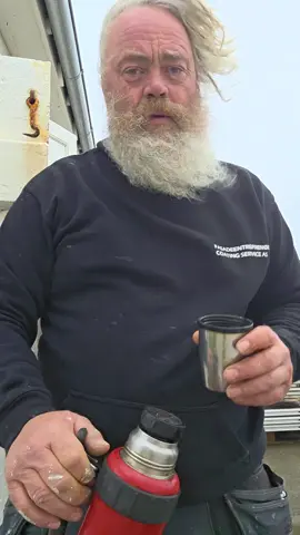 Here I show you the correct way to poor coffee while working at a lighthouse. #LearnOnTikTok #tutorial #fyr #fyp #coffee 