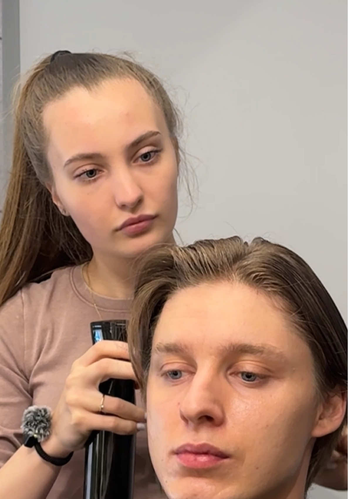#asmr #asmrhaircut #headmassage #femalebarber #ASMR 