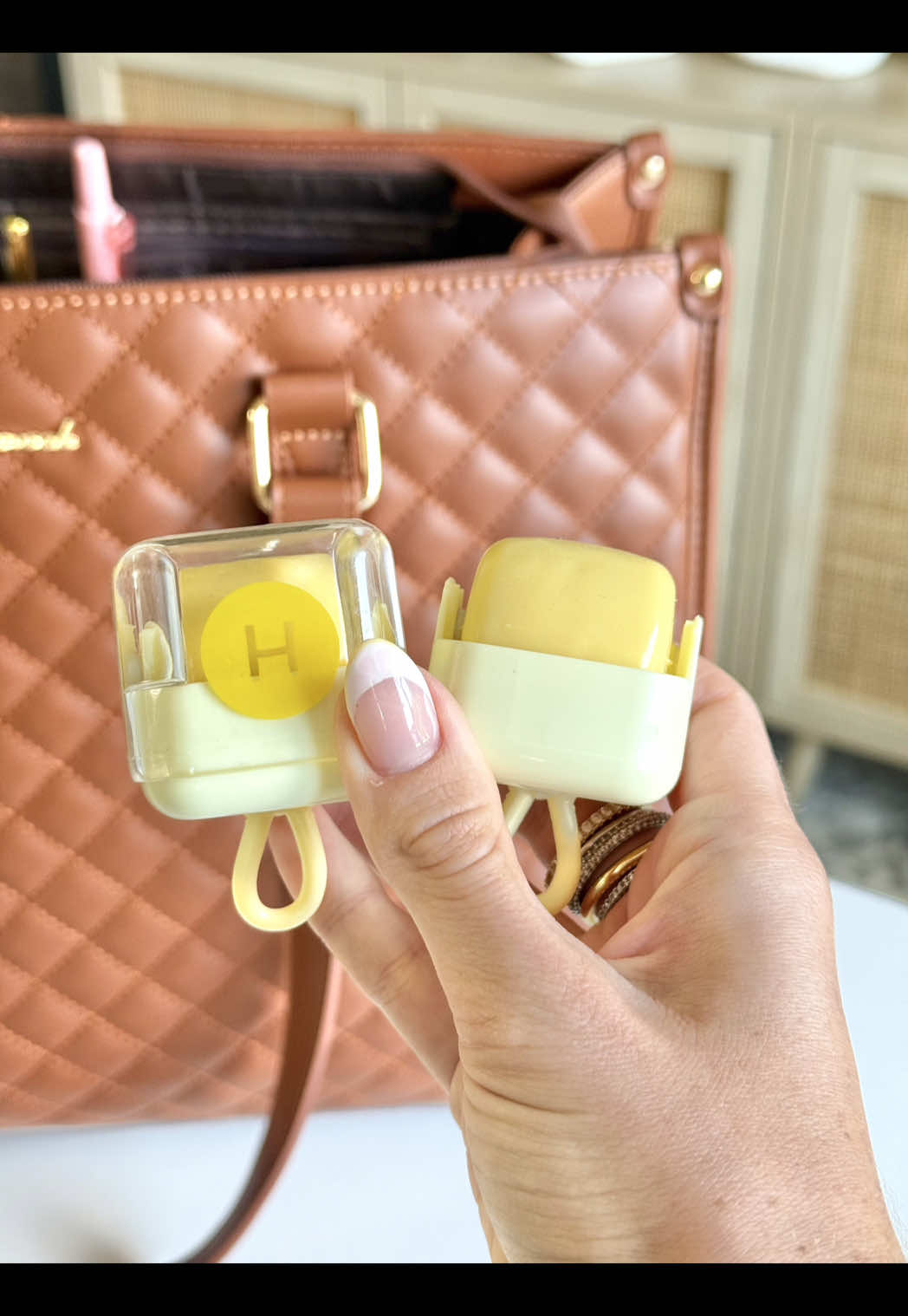 GENIUS Amazon find!🤯 This mini lint roller is THE quick fix for last-minute outfit emergencies ✨ #founditonamazon #amazonfinds #portablecleaning #amazonmusthaves #amazongadgets