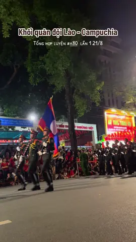 Khối quân đội Lào - Campuchia đẹp đều tăm tắp nha...Nhưng sự chú ý nhiều hơn là vào 