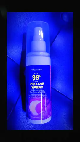 اللافندر (الخزامى) هو نبات عطري معروف بخصائصه المهدئة، ولهذا السبب يستخدم زيت اللافندر في العديد من المنتجات المساعدة على الاسترخاء والنوم. نبذة عن بخاخ اللافندر بخاخ اللافندر هو منتج يحتوي على زيت اللافندر الأساسي المخفف، ويُستخدم عادةً على أغطية السرير أو الوسائد قبل النوم. رائحته تساعد على تهدئة الجهاز العصبي، مما يقلل من التوتر والقلق ويعزز الشعور بالراحة. هذا التأثير يسهل الدخول في نوم أعمق وأكثر هدوءًا. #بخاخ_لافندر #النوم_العميق #استرخاء #تخفيف_التوتر #روتين_النوم