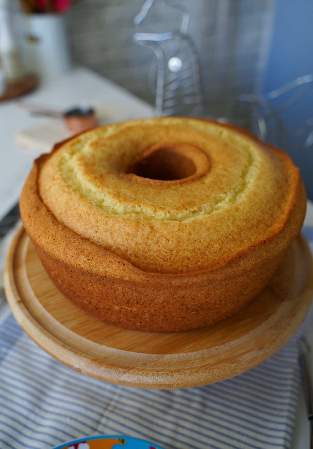 BOLO DE NADA✨ - INGREDIENTES  OVOS – 3 UNIDADES AÇÚCAR – 1+1/2 XÍC. CHÁ ÓLEO – 1 XÍC. CHÁ LEITE – 1 XÍC. CHÁ FARINHA DE TRIGO – 3 XÍC. CHÁ SAL – 1 PITADA FERMENTO QUÍMICO – 1 COL. SOPA Modo de Preparo: É só assistir ao vídeo… #bolo #bolosimples #cake #receita #receitas  