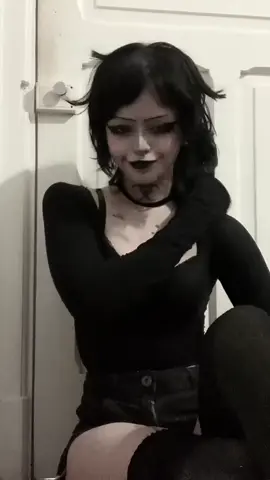 ODEIO esse JOGO acho NOJENTO OK mas a arte é bonita #thecoffinofandyandleyley #leyley