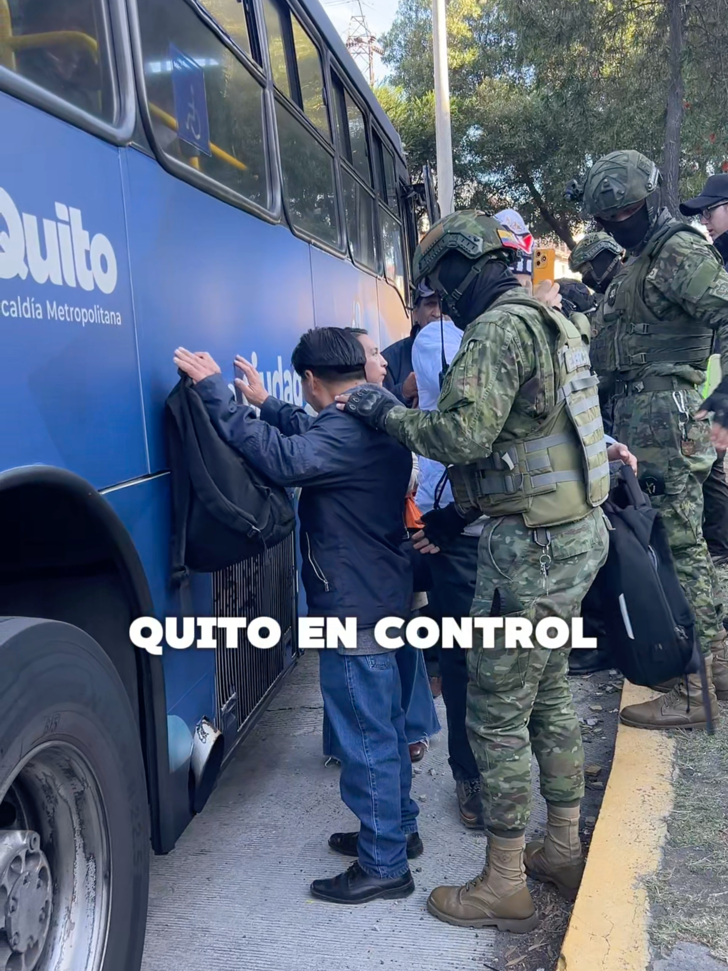 Con #Quito no se juega 😎 Junto a la #Policía y FF.AA. les dejamos claro a los delincuentes que aquí no se juega: 1.270 personas revisadas, armas y drogas fuera del transporte público y las calles 🚍 #urgente #PabelMuñoz #QuitoEnControl #urg #RC
